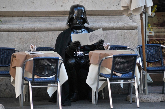 Darth Vader si concede una pausa dal Lato Oscuro in uno dei tanti bar della Capitale
