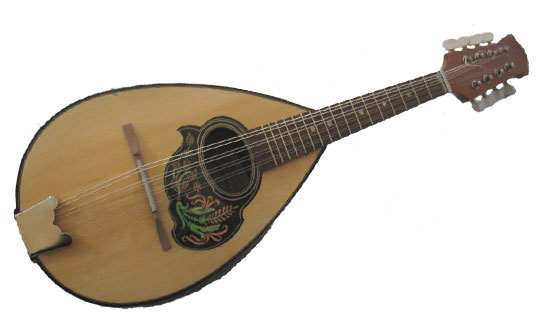 Il mandolino: uno dei tre fondamentali oggetti, con pizza e spaghetti, usato per risolvere le questioni più spinose in Italia